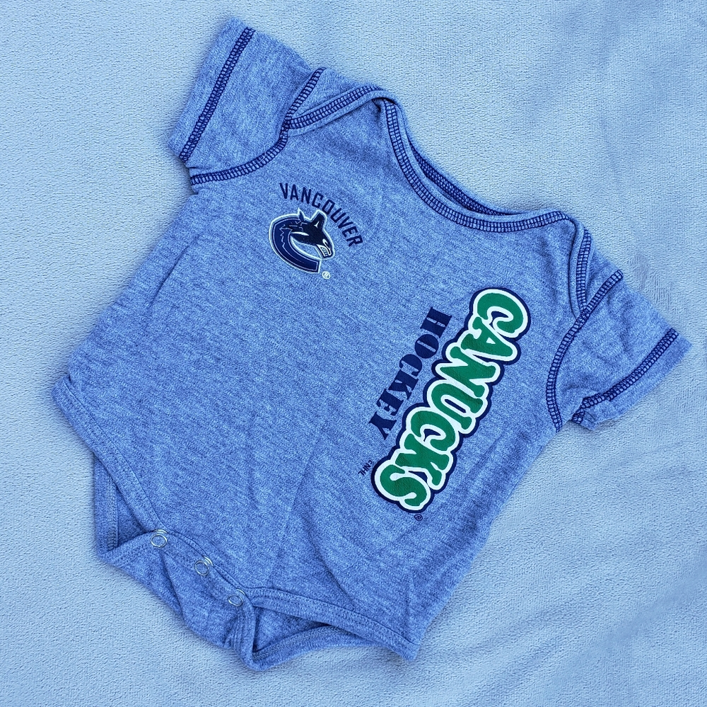 Canucks T